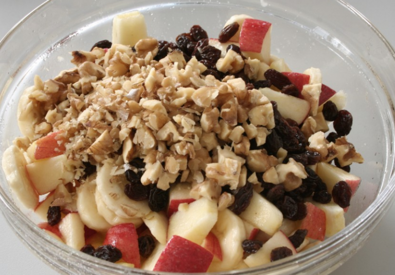 Salata od jabuka i grožđica